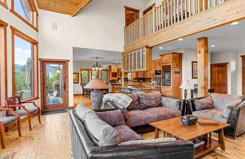 Panguitch Cabin | Discover Comfort at Bryce Luxury Lodge with Spa & Hot Tub
