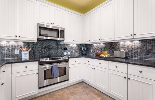 Kulalani Condo | Ideal Getaway Near Beaches with Ocean Views & Great Amenities