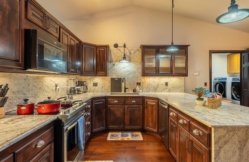 Florence House | Pet-Friendly Retreat Steps from Dunes & Ocean – 10/10 Rated