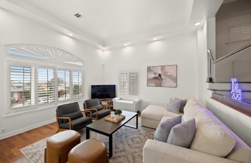 Downtown Los Angeles House | New Listing Dodger Clubhouse by Colby & Conrad