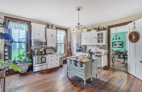Glasgow Apartment | NEW LISTING! DuPriest Room by Main Street Bed & Breakfast