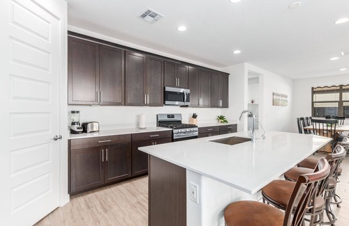 Desert View House | New Listing! Pet-Friendly Hotel with Heated Pool & King Bed