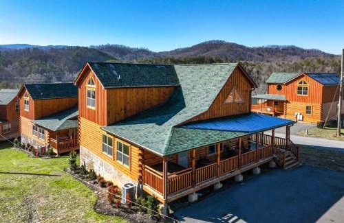 Pigeon Forge Ski Chalet | Inviting Retreat with Private Heated Pool, Near Dollywood