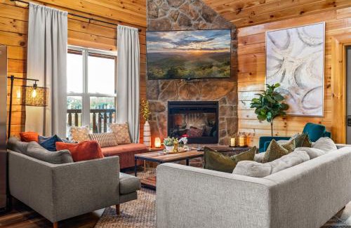 Pigeon Forge Ski Chalet | Inviting Retreat with Private Heated Pool, Near Dollywood