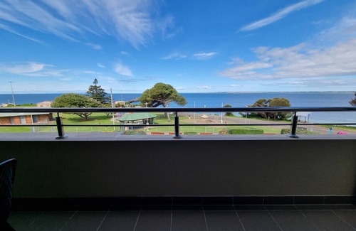 Kingscote House | Oceanfront Kingscote Terraces Two with Pool & Spa Access