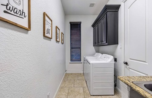 Plano House | Modern Escape with Theatre & Pool Table for Family Fun