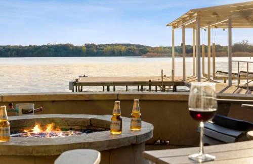 Kingsland House | Waterfront Retreat with Huge Yard - 4-Star Guest Rated!