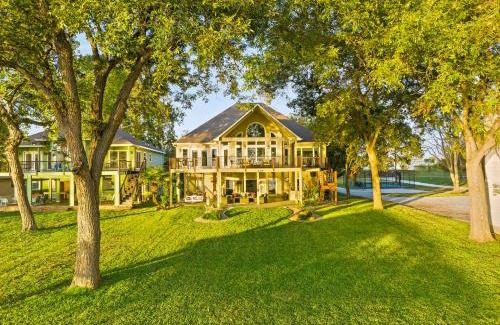 Kingsland House | Waterfront Retreat with Huge Yard - 4-Star Guest Rated!