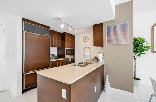 Downtown Miami Condo | W Hotel 24th Floor: Oceanfront Views with Pool & Spa