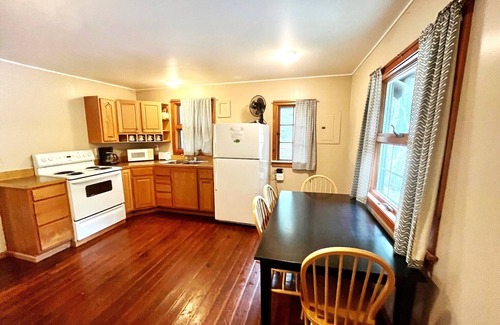 Marcell Cabin | Relaxing Lakeside Cabin with Pool & Ocean Views