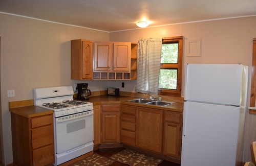Marcell Cabin | Relaxing Lakeside Cabin with Pool & Ocean Views