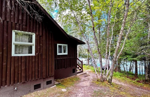 Marcell Cabin | Relaxing Lakeside Cabin with Pool & Ocean Views