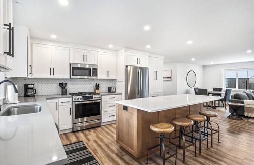 Bend House | Riverfront Retreat: Fire Pit, Kitchen & 10/10 Guest Rated!