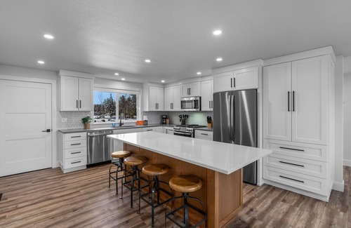 Bend House | Riverfront Retreat: Fire Pit, Kitchen & 10/10 Guest Rated!
