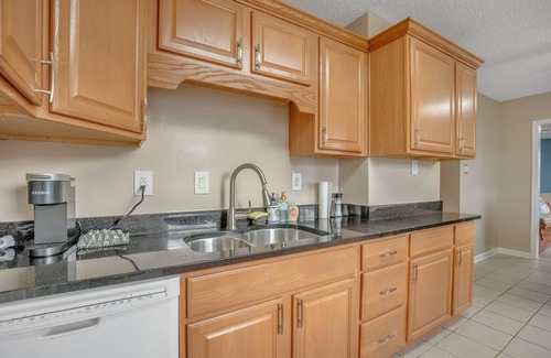 Jefferson Manor House | NEW LISTING! SFH,Location,Parking, Metro,WiFi,Kitchen,Laundry by RedAwning