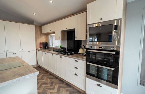 Newquay Ski Chalet | Cozy New Lodge: Dog-Friendly with Onsite Facilities