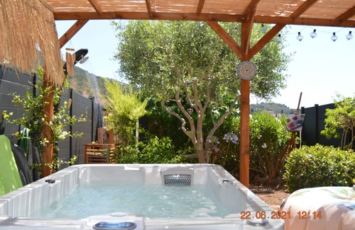Carqueiranne Apartment | Cozy Loft for 2 with Sauna & Jacuzzi Near the Sea