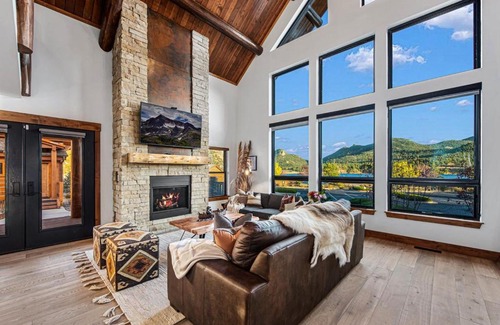 Estes Park House | Cozy Bears Den: 2-Bedroom Cabin with Hot Tub & Fireplace