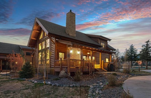 Estes Park House | Cozy Bears Den: 2-Bedroom Cabin with Hot Tub & Fireplace