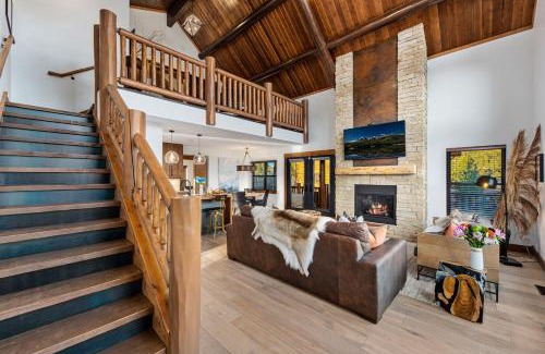 Estes Park House | Cozy Bears Den: 2-Bedroom Cabin with Hot Tub & Fireplace