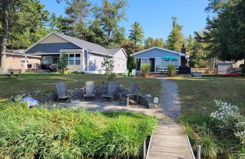 Oscoda House | New! Loon Lodge - Lakefront With Private Dock!