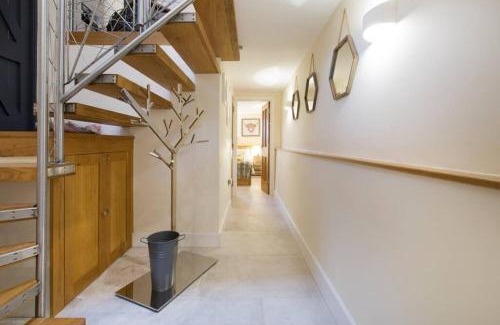 Stow-on-the-Wold House | Inviting New Loos Cottage at Old School Court - Guest Rated 9.5