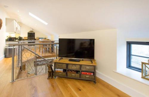 Stow-on-the-Wold House | Inviting New Loos Cottage at Old School Court - Guest Rated 9.5