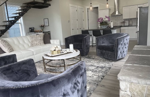 Vinita House | Relaxing Retreat with Hot Tub, Pool & Scenic Lake Views
