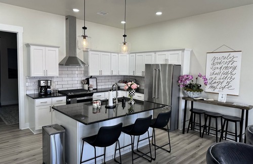 Vinita House | Relaxing Retreat with Hot Tub, Pool & Scenic Lake Views