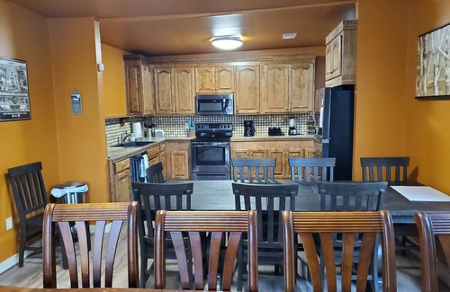 Hot Springs House | Exceptional 8-Bedroom Retreat in Downtown Hot Springs