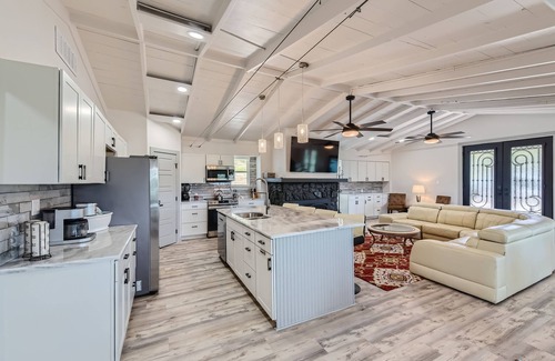 Pedernales Bend House | New Lux House: Pet-Friendly Retreat with Swim Spa & Views