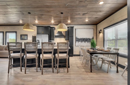 Gatlinburg - Pigeon Forge Cabin | Gorgeous NEW LUX LODGE with Pool & Games Near Parkway