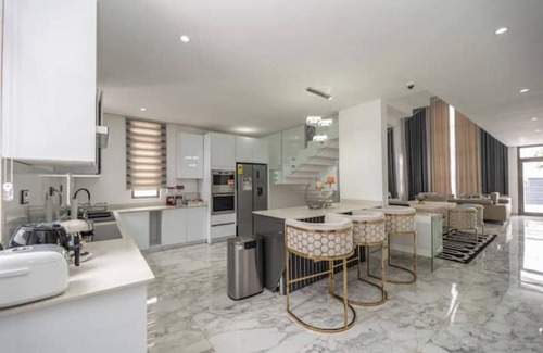 Labone House | Exceptional 3-Bedroom House Near Airport with Breakfast