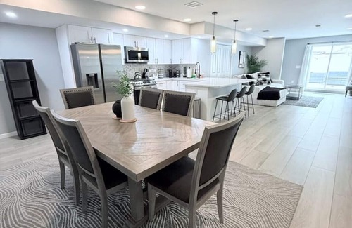 Communipaw House | Modern 3 BR Duplex with Backyard - Family Friendly Stay