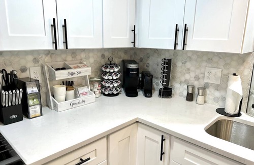 Communipaw House | Modern 3 BR Duplex with Backyard - Family Friendly Stay