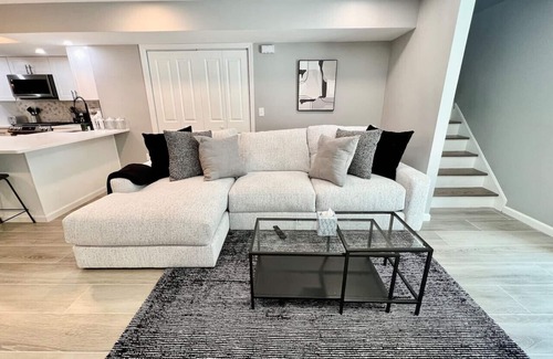 Communipaw House | Modern 3 BR Duplex with Backyard - Family Friendly Stay