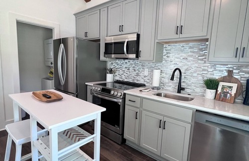 Auburn Cottage | Chic 1BR Cottage in Downtown Auburn - Rated 10/10!