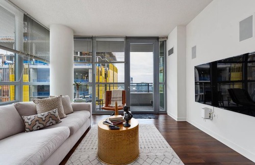 Downtown Chicago Apartment | Top-Rated 3-Bedroom Apartment in Chicago with Pool Access
