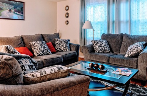 Garrison House | New 3BR Townhome with Free Wifi, Parking & High Review Score