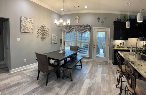 Jones Mills House | Stylish 4BD Retreat with Hot Tub Near Lake & Shopping