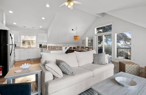Roads End House | Oceanfront 4BR Retreat with Pool, Spa & Pet-Friendly Perks