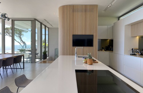 Camps Bay Villa | Elegant 6 Bedroom Villa Steps from Beach & Dining