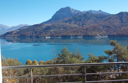 Chorges Apartment | Elegant Apartment with Lake & Mountain Views, Rated 10/10