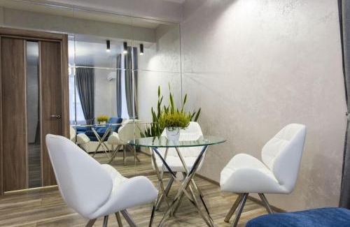Petrovskoye Apartment | Elegant Apartment in Central Konstitution Square, Rated 9.6