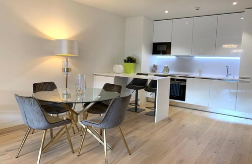 Sao Jose Apartment | Elegant Avenida Da Liberdade Flat with Rooftop Pool