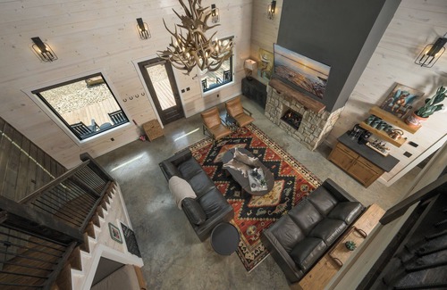 Pickens Cabin | NEW Luxury Cabin, Pickleball/Hoops, Sauna, Golf, Pool Table, Dog Friendly