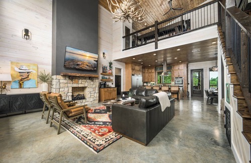 Pickens Cabin | NEW Luxury Cabin, Pickleball/Hoops, Sauna, Golf, Pool Table, Dog Friendly