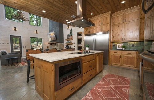 Pickens Cabin | NEW Luxury Cabin, Pickleball/Hoops, Sauna, Golf, Pool Table, Dog Friendly