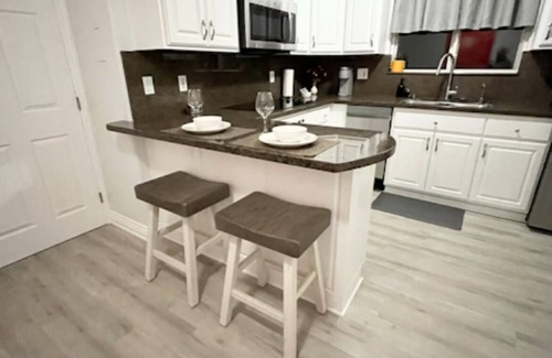 Pomona Apartment | New Luxury Guest House/Pool/Bath/Laundry