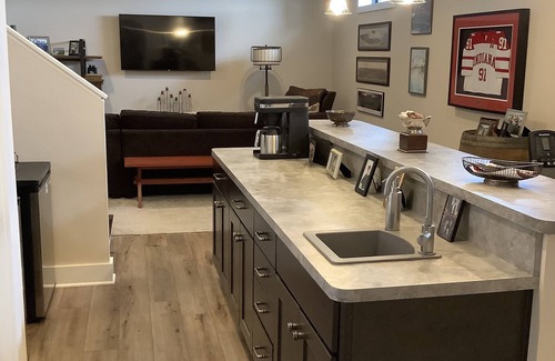 South Bend House | Modern Retreat on ND Ave: Family & Pet Friendly Stay